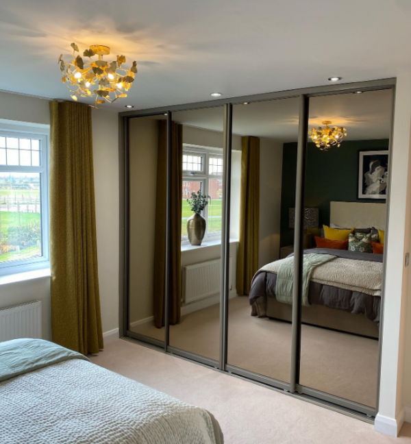 Kamar tidur dengan lemari sliding yang terintegrasi